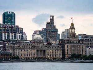 Prächtige Gebäude entlang der Flusspromenade Bund am Huangpu-Fluss in Shanghai