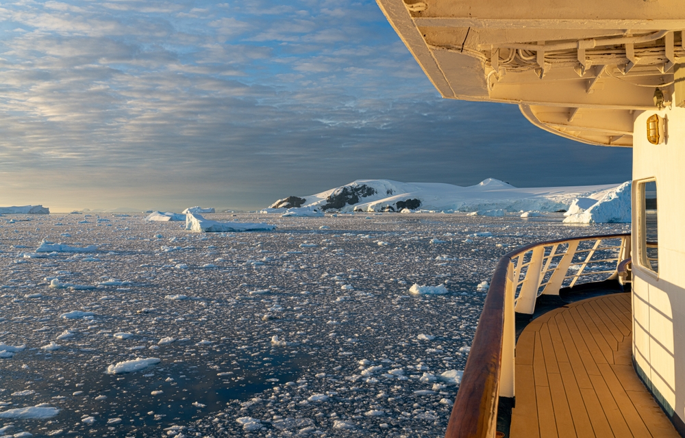 Blick auf die antarktische Landschaft von einem Kreuzfahrtschiff aus