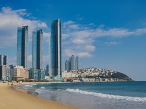 Vom Haeundae Strand blickt man auf die Skyline von Busan