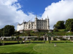 Das Dunrobin Castle ist von einem schön grünen Garten umgeben