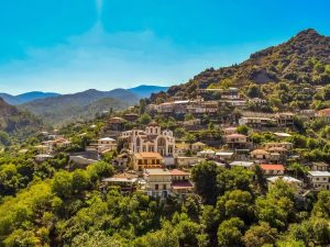 Landausfluggäste genießen den Ausblick auf das grüne Troodos Gebirge auf Zypern.