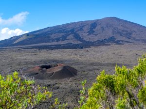 Helle und dunkle Lava am 2.632 Meter hohen Vulkan Piton de la Fournaise