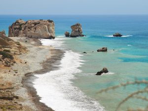 Landausfluggäste genießen den Ausblick auf den beeindruckenden Felsen der Aphrodite an der Südküste Zyperns.