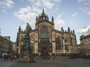Die St. Giles’ Cathedral liegt auf der bekannten Royal Mile