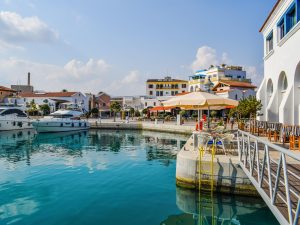Landausfluggäste genießen den Ausblick auf die moderne Marina von Limassol.