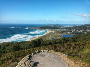 Panoramablick auf den idyllischen Naturstrand von Doniños