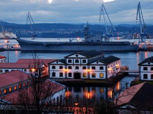 Marineschiff im Hafen von Ferrol