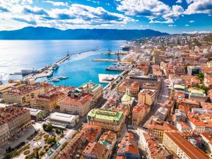 Blick von oben auf die Innenstadt von Rijeka mit dem Kreuzfahrtliegeplatz Molo Longo