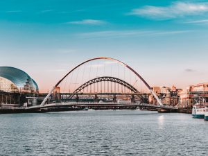 Sieben Brücken führen in Newcastle über den Fluss Tyne