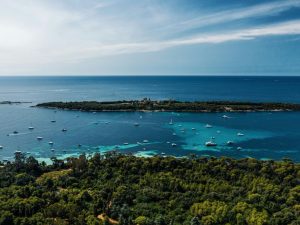 Die Inselgruppe Lérins sind unmittelbar vor dem Hafen Cannes gelegen und bieten einen prachtvollen Anblick.