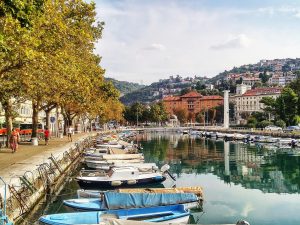 Viele kleine bunte Boote im malerischen Hafen von Rijeka