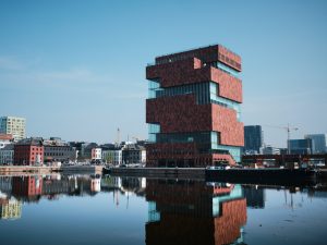 Das Museum aan de Stroom liegt direkt am Wasser