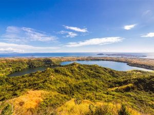 Tolle Aussicht vom Mont Passot über den Kratersee Lac Amparihibe und den Indischen Ozean