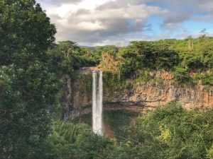 Der Chamarel-Wasserfall ist von tropischem Grün umgeben
