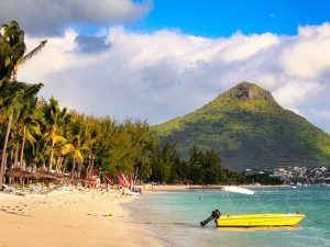 Landausflugsgäste entspannen am weißen Sandstrand Flic en Flac