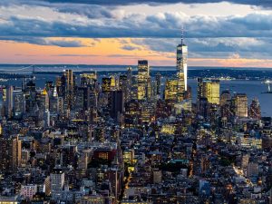 Die Besucher genießen einen Blick auf Skyline von New York bei Nacht