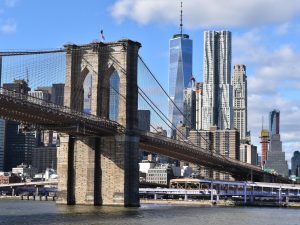 Die Brooklyn Bridge verbindet den Stadtteil Brooklyn mit Manhattan