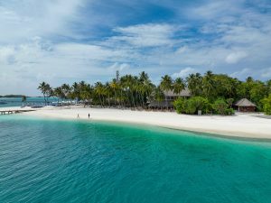 Weißer Sandstrand auf einer Insel umgeben von türkisblauem Wasser