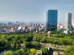 Blick auf die vielfältige Skyline von Osaka mit ihren Wolkenkratzern und Parkanlagen