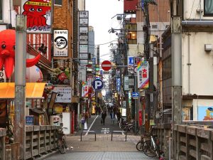 Das trubelige Ausgehviertel Dōtonbori im Zentrum der Stadt