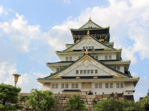 Inmitten der grünen Anlage ragt das majestätische Osaka Castle empor
