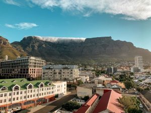 Der Tafelberg im Hintergrund der Siedlungen von Kapstadt, versteckt in leichten Wolken