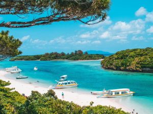 Die Kabira-Bucht mit ihrem kristallblauen Wasser