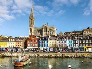 Blick auf die St. Colman's Kathedrahle und die bunten Häuser von Cobh