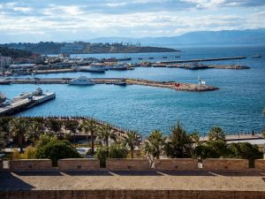 Aussicht auf den kleinen Hafen in dem Urlaubsort Çeşme