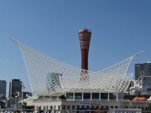 Der Kobe Port Tower begrüßt die Schiffe, die in den Hafen von Kobe einlaufen