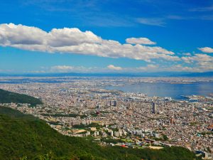 Landausflugsgäste genießen den Blick über die Stadt Kobe