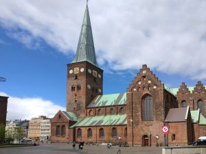 Die imposante Domkirche von Aarhus – ein beeindruckendes Beispiel gotischer Architektur im Herzen Dänemarks