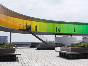 Das ARoS Kunstmuseum in Aarhus ist ein farbenfrohes Highlight der modernen Kunstszene