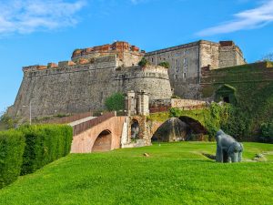 Historische Mauern, Bastionen und Aussichtspunkte der Fortezza del Priamar dominieren die Skyline Savonas