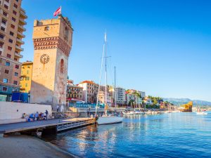 Leon-Pancaldo-Turm vor Ankerplätzen und Segelbooten im Hafen von Savona