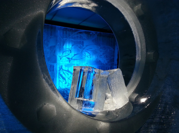 Kleine Eisskulptur im Magic Ice Bergen
