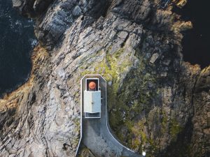 Landausflugsgäste erleben die Küstenlandschaft am Kråkenes Leuchtturm