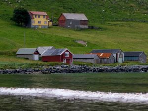 Kleine Häuser und Hütten am Ufer von Måløy