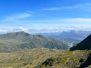 Landausflugsgäste genießen einen schönen Ausblick