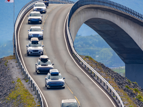 Autos auf einer Brücke der Atlantikstraße