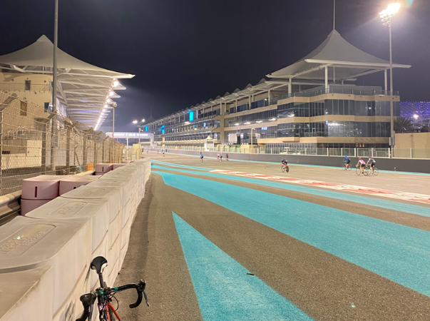 Fahrrad fahren auf dem Yas Marina Circuit