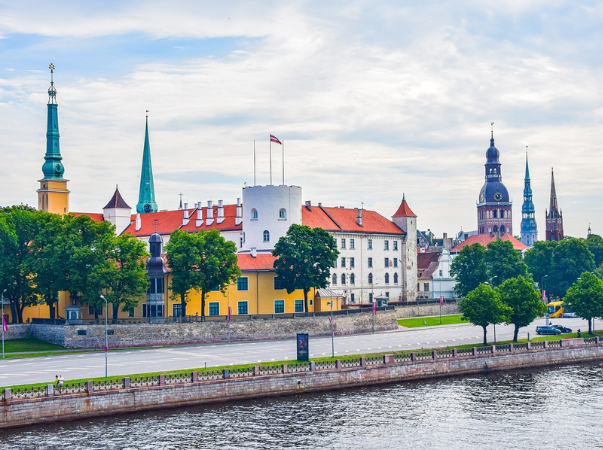 Blick auf das Rigaer Schloss vom Wasser