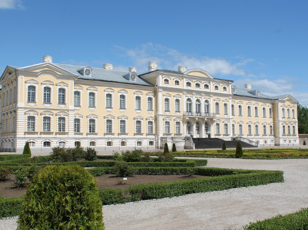 Schloss und Schlossgarten vom Schloss Rundāle