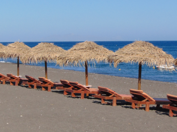 Der Perissa Beach mit schwarzem Sand