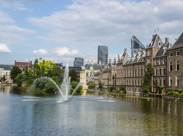 Häuser am Wasser in Den Haag