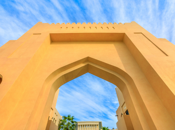 Anlage am Meer mit Amphitheater, Museum und Kongresszentrum sowie Geschäften, Restaurants und Strand.